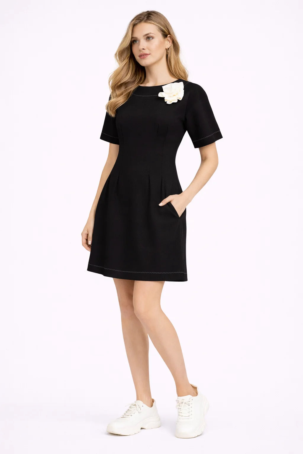 Rochie Neagră cu Accesoriu Floral (6000)