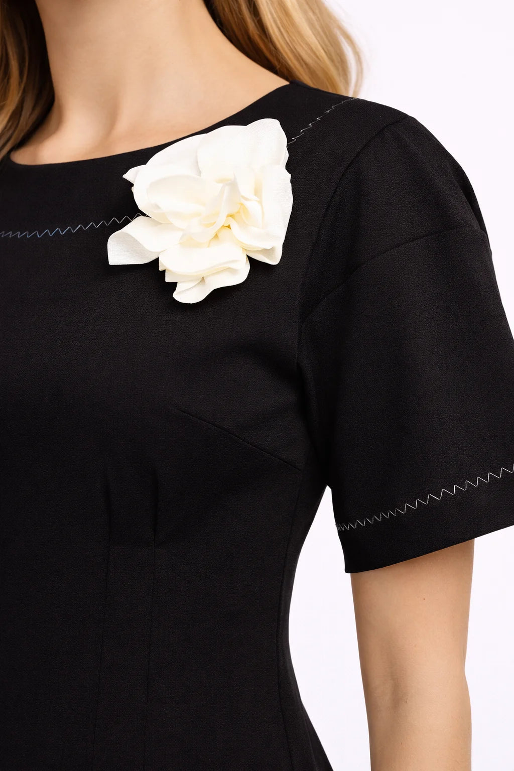 Rochie Neagră cu Accesoriu Floral (6000)