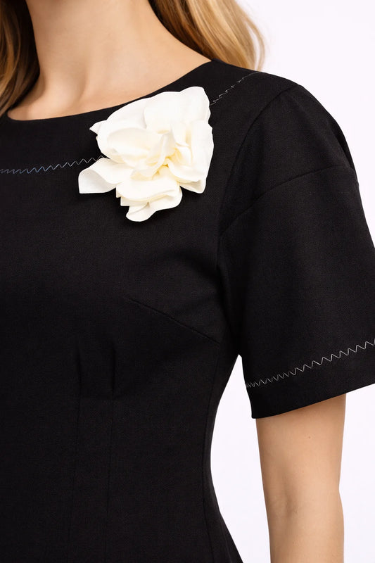 Rochie Neagră cu Accesoriu Floral (6000)