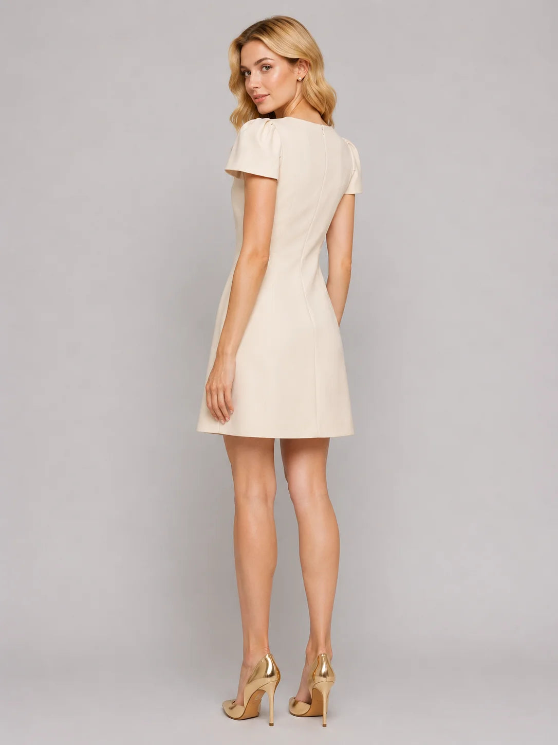 Rochie scurtă cambrată cu decolteu asimetric (6242)
