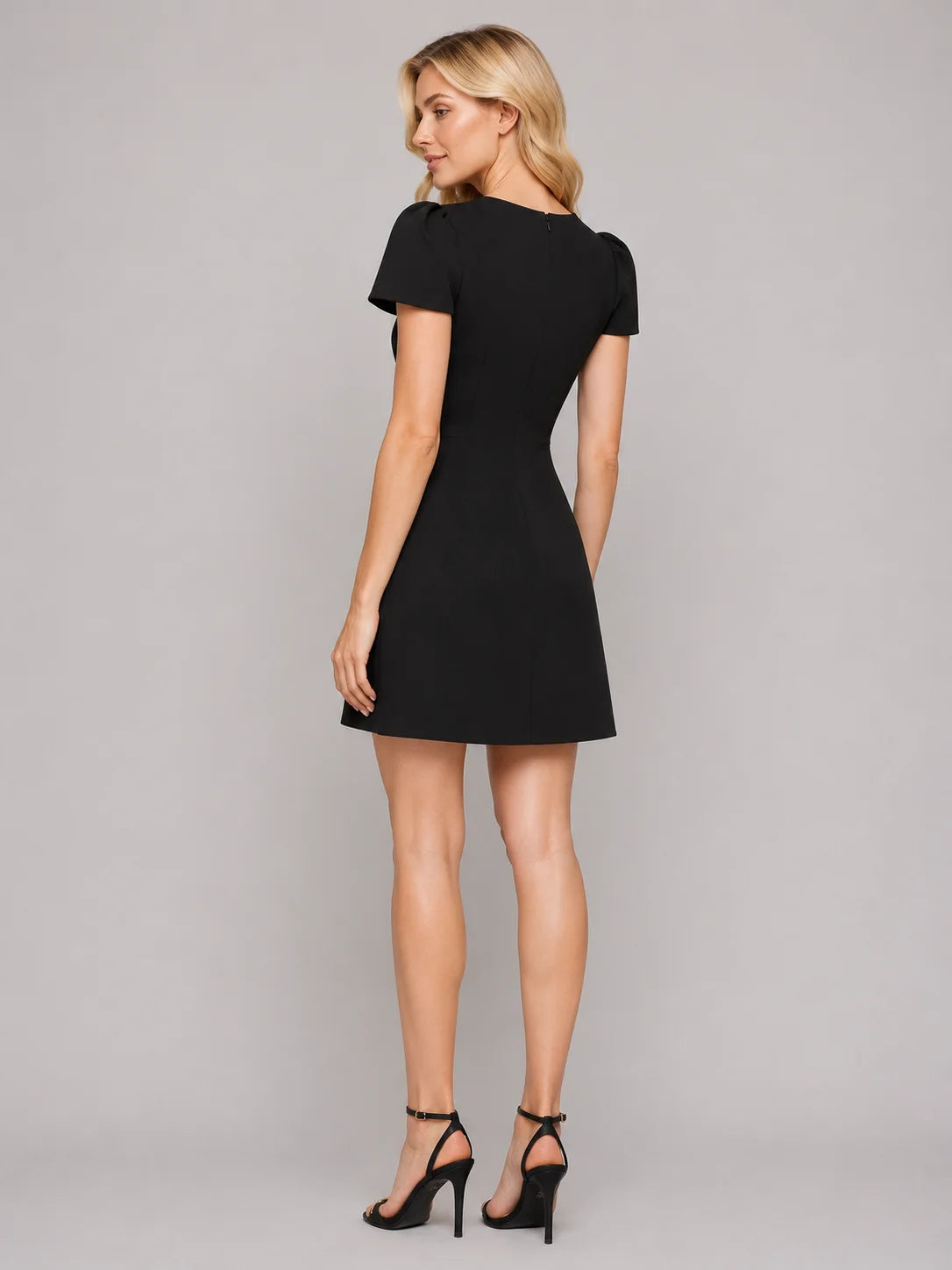 Rochie scurtă cambrată cu decolteu asimetric (6242)